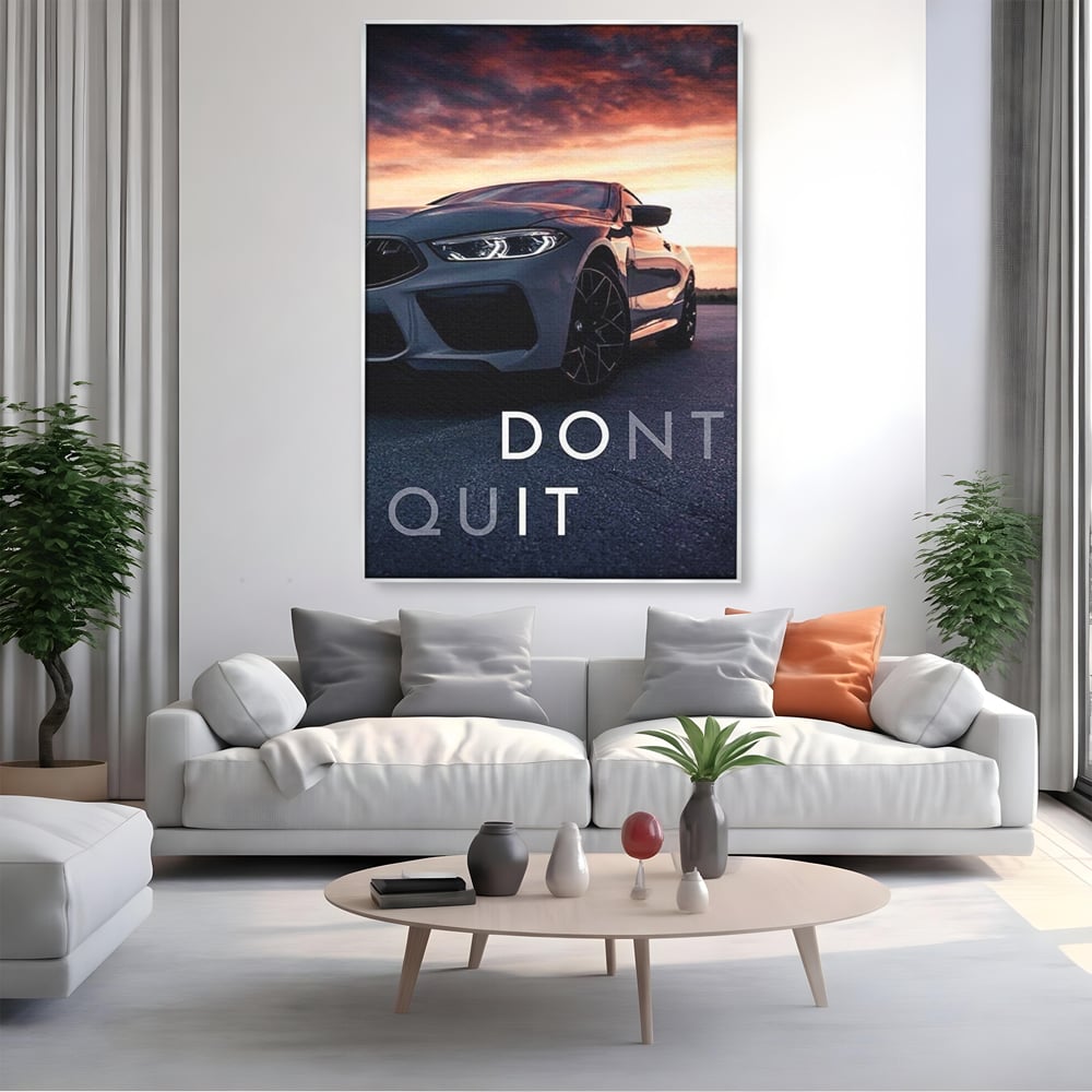 Tablou canvas cu tablou canvas cu masina sport si mesaj, in rama de aluminiu argintiu, pe perete intr-un living